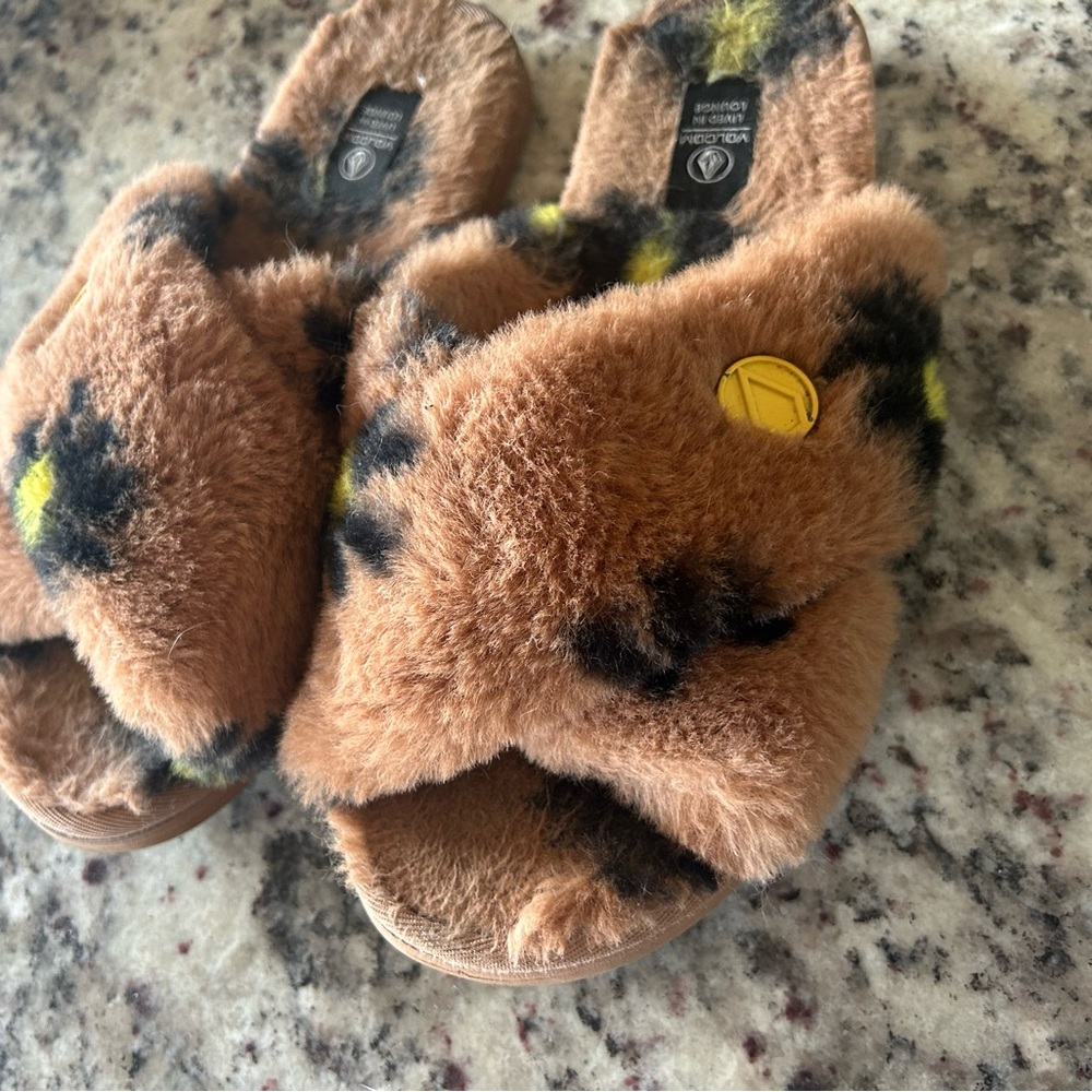 Volcom lived in lounge faux fur slippers size 7